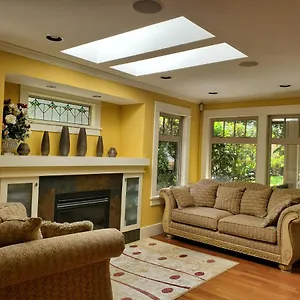  Guest house Elegant, Sunny Modern With Skylights - Kitsilano, Canada